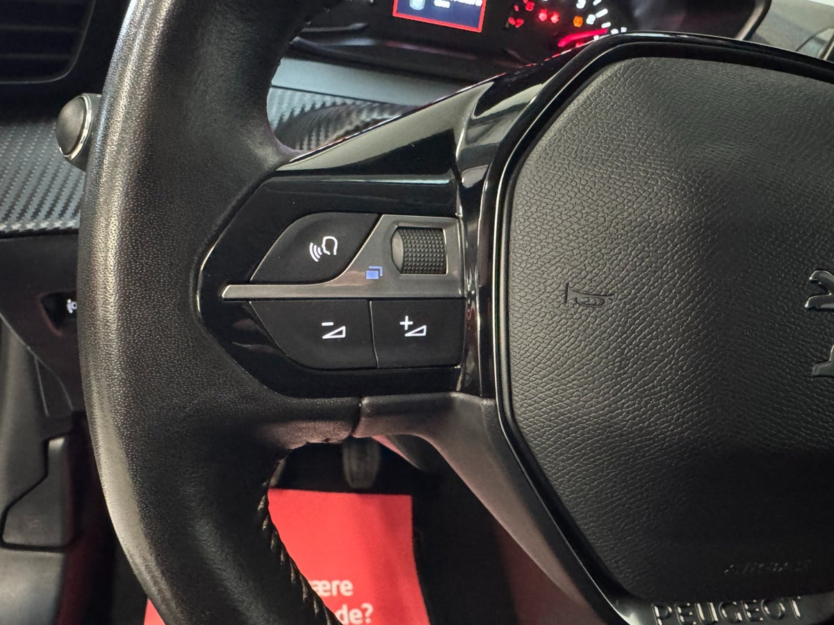 Peugeot 208 PureTech 100 Evolution Peugeot 208 PureTech 100 Evolution