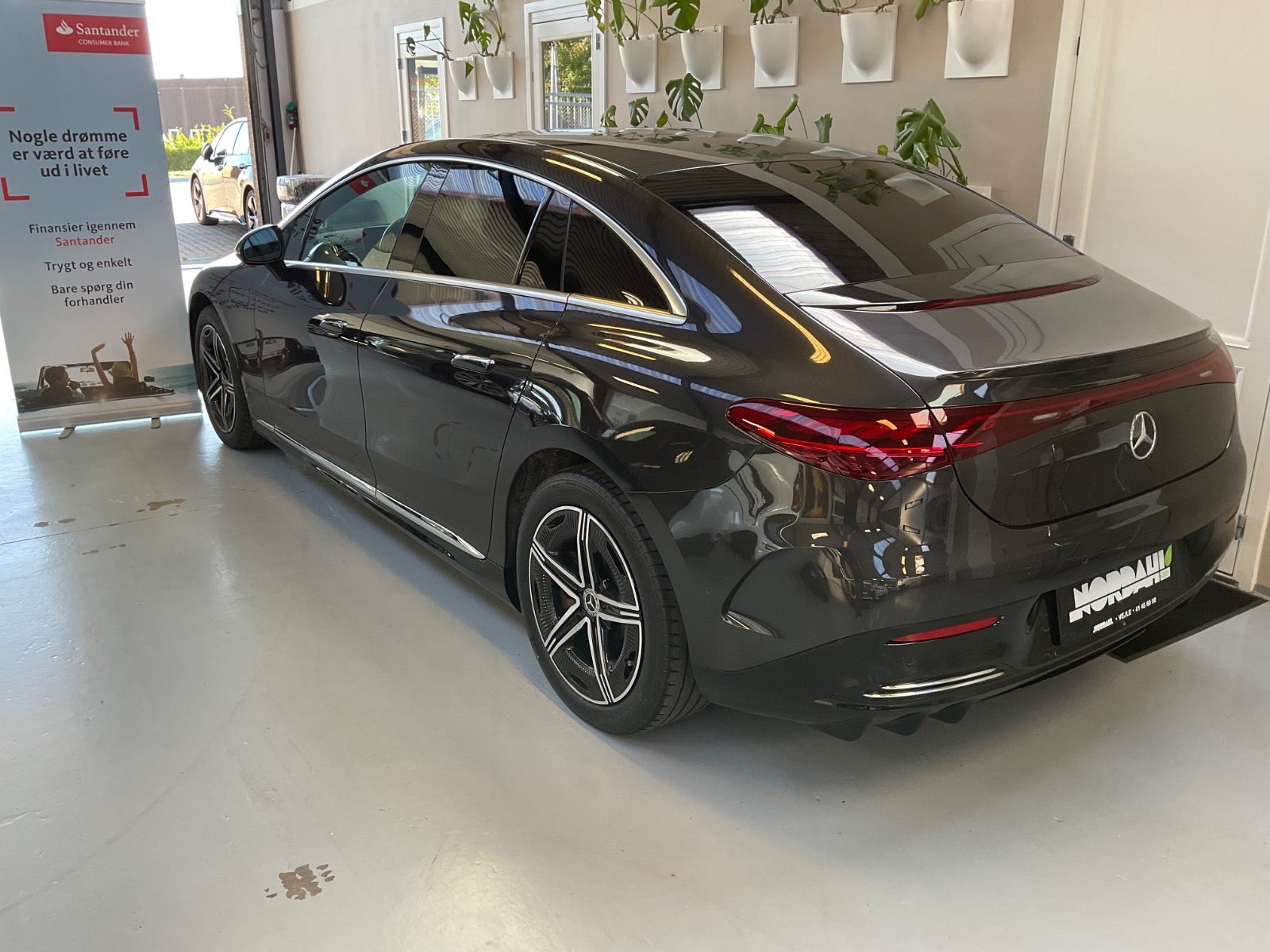 Mercedes EQE350 AMG Line 4d - 3