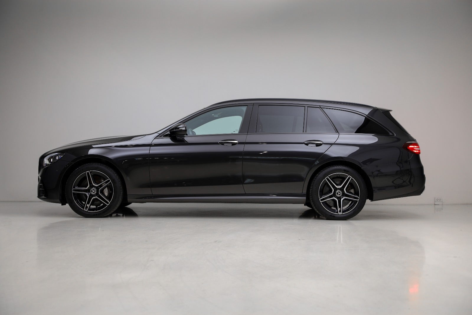 Mercedes-Benz E300 de 2,0 AMG Line stc. aut. 4Matic