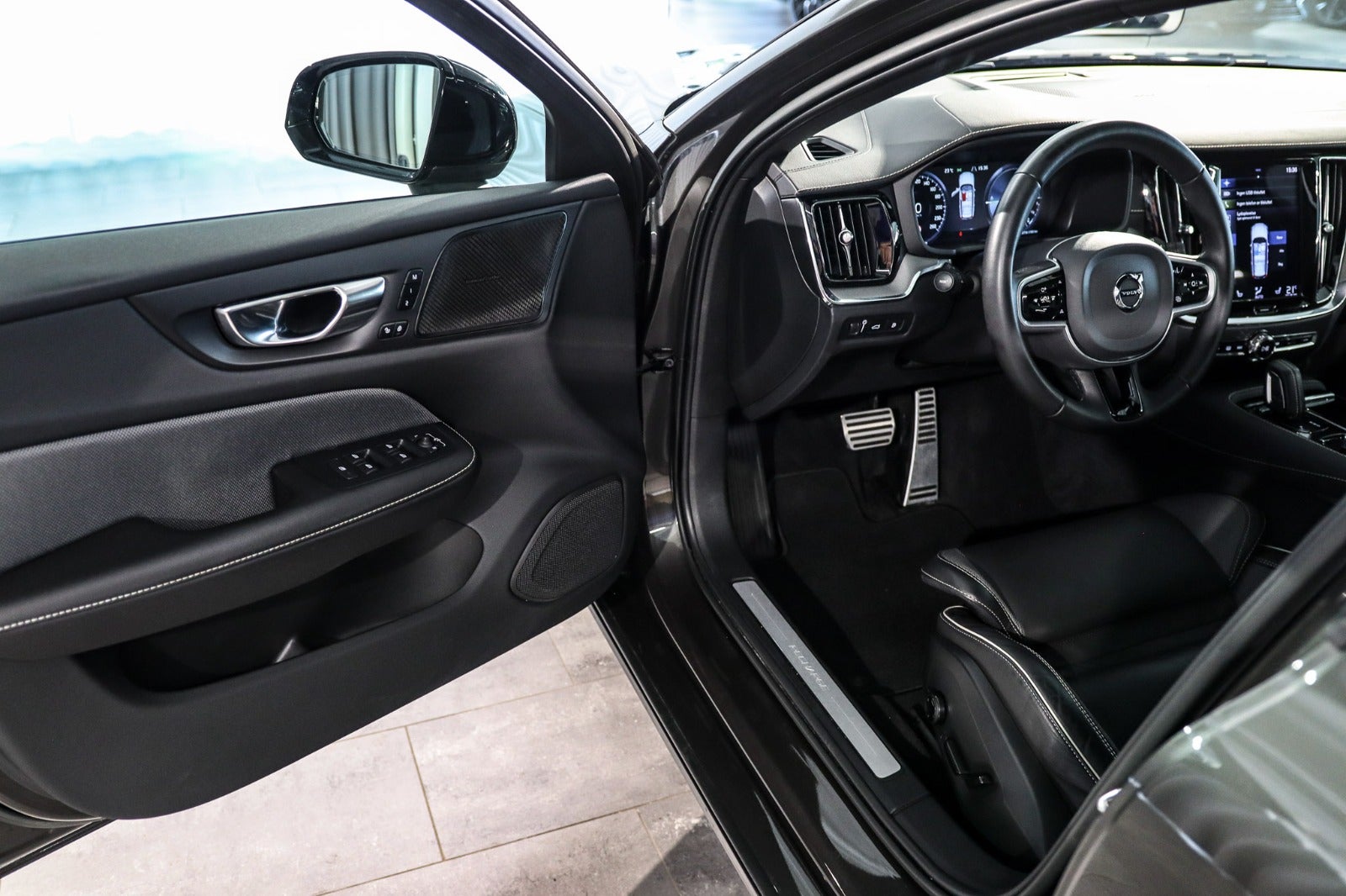 Billede af Volvo V60 2,0 T8 ReCharge R-Design aut. AWD