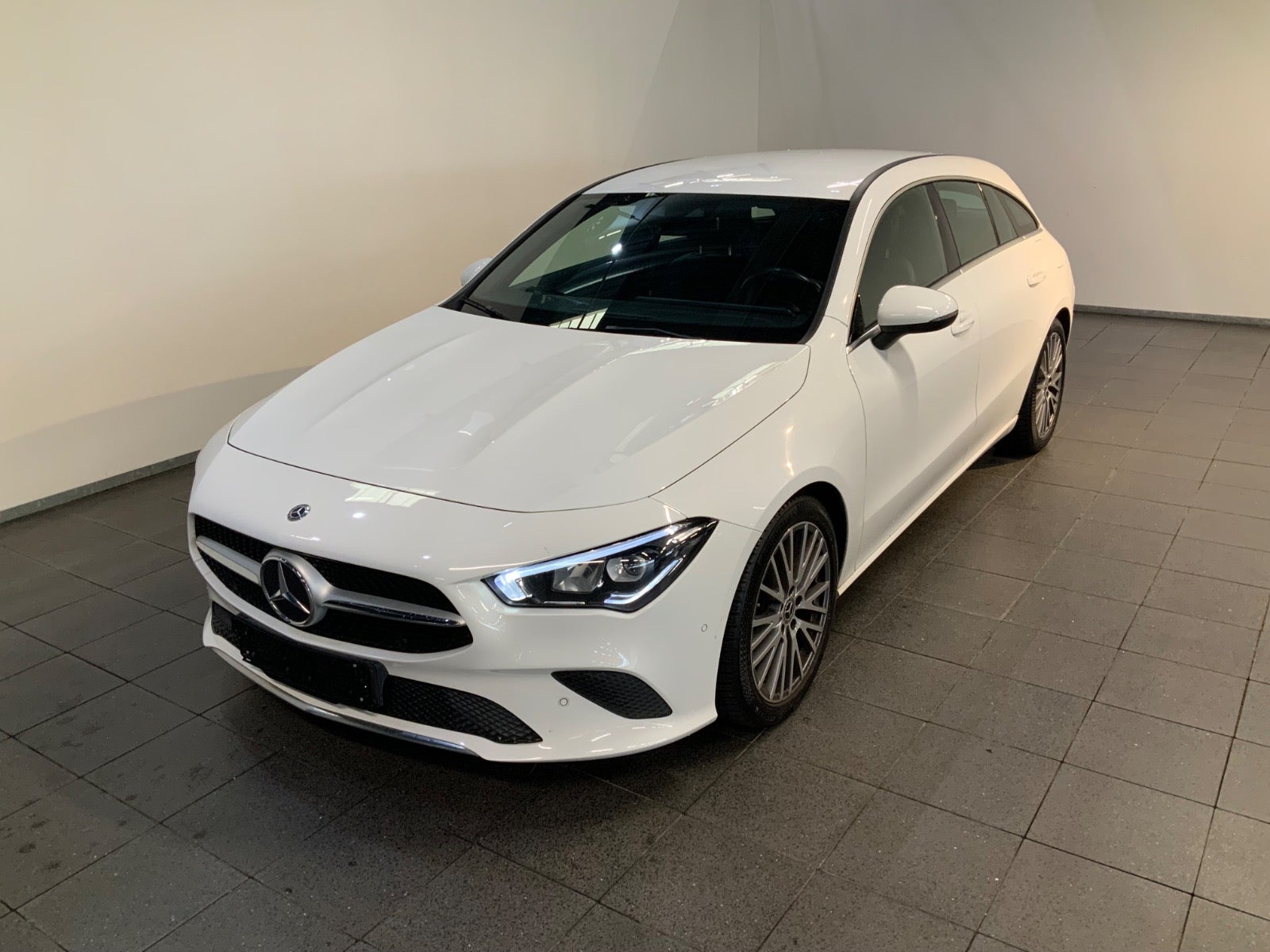 Mercedes-Benz CLA 200 (1/8)