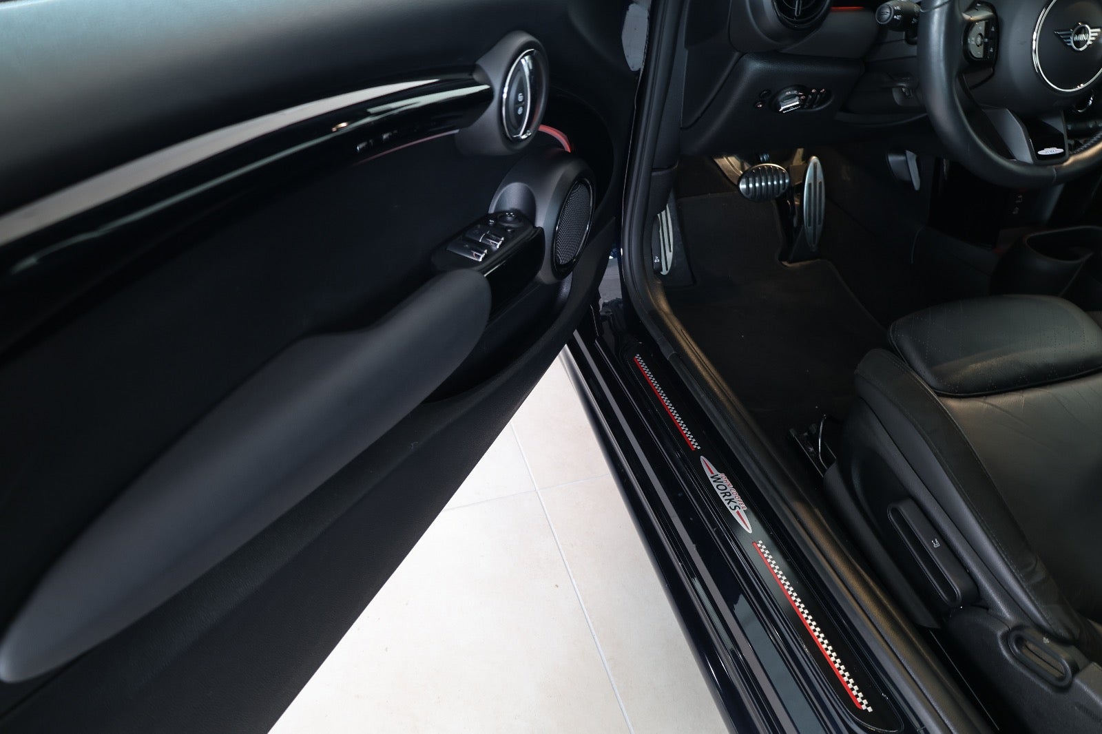 MINI Cooper S 2,0 JC Works Cabriolet aut. 2d - 14