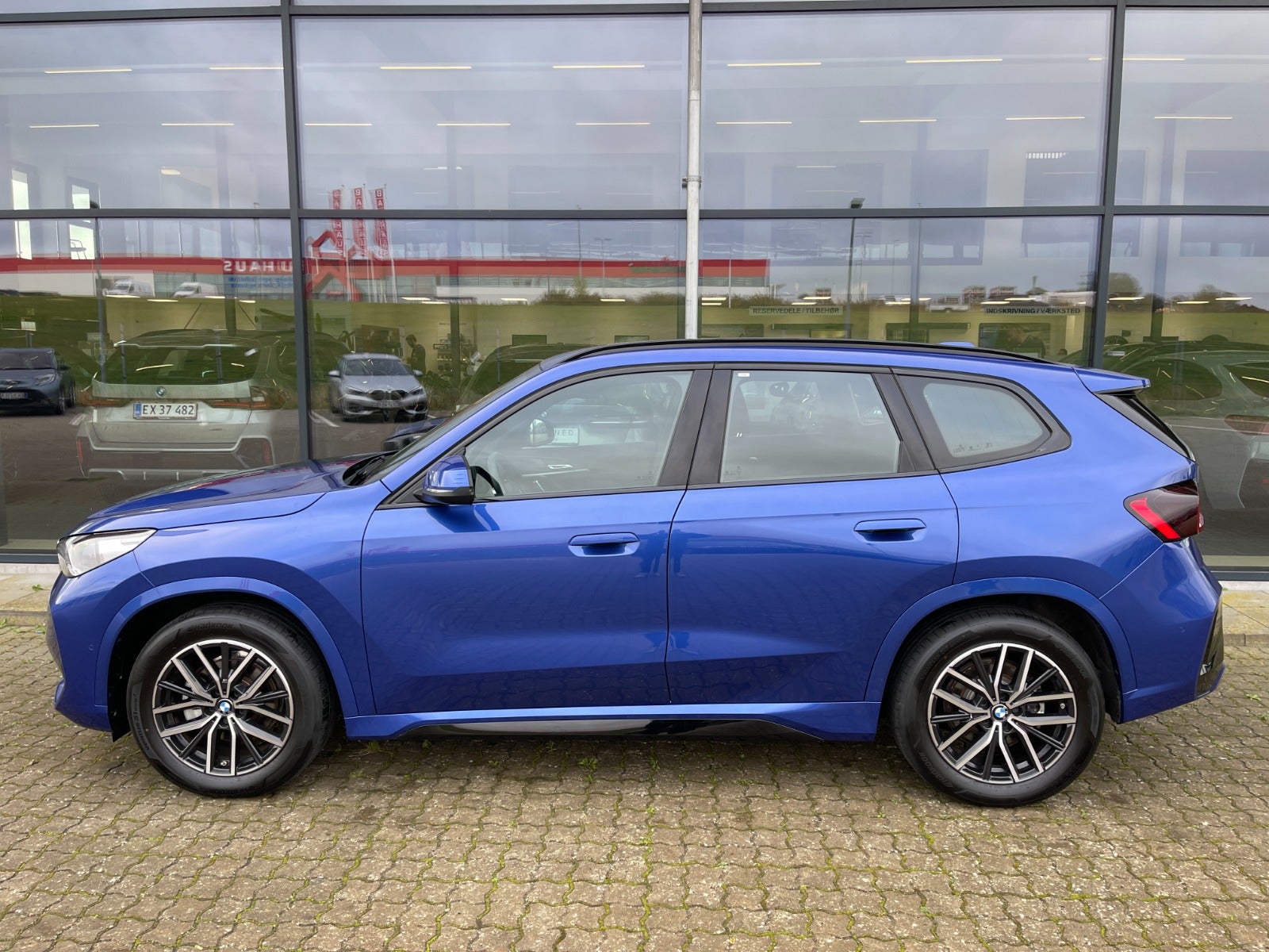 BMW iX1 eDrive20 M-Sport Premium 5d - 3