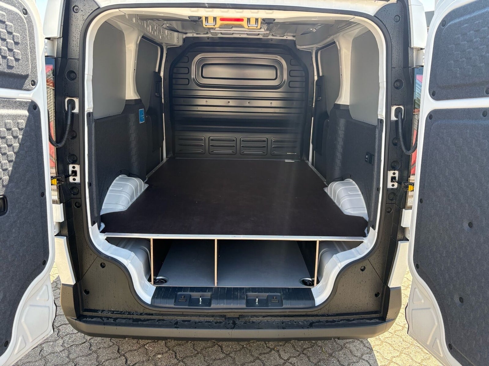 Kia PV5 Cargo L2H1 Long Range Work Pro