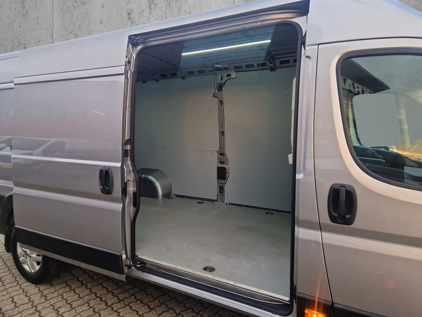 Billede af Peugeot Boxer 335 2,2 BlueHDi 165 L4H2 Ultimate