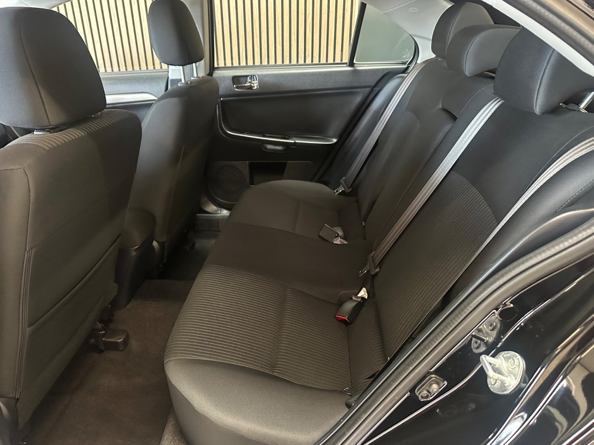 Mitsubishi Lancer Invite SportBack