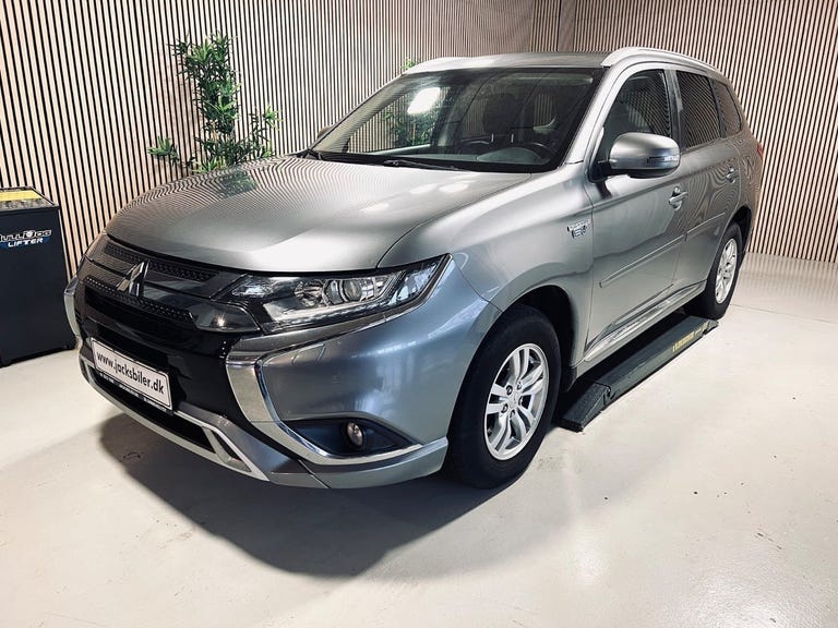 Mitsubishi Outlander PHEV Invite CVT 4WD