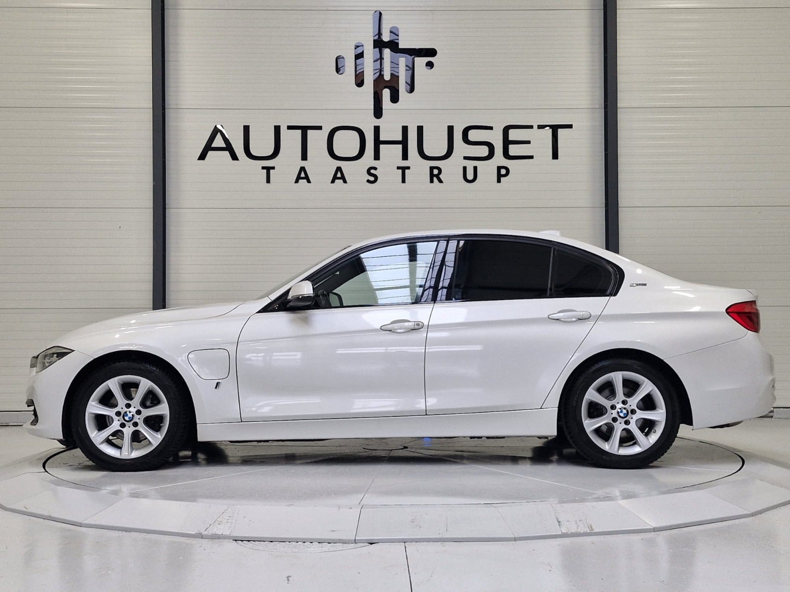 BMW 330e 2016