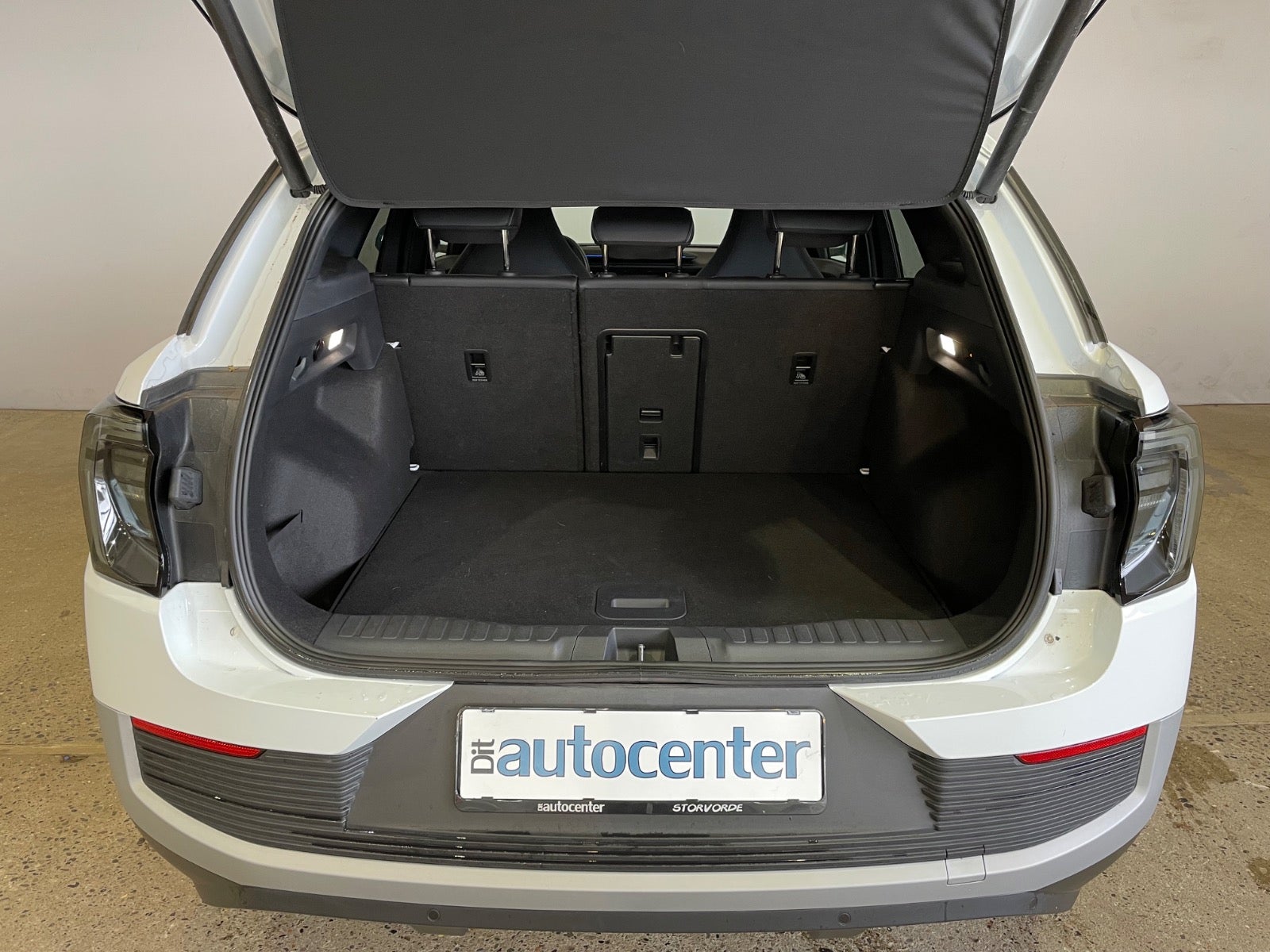 Ford Explorer Premium Extended Range