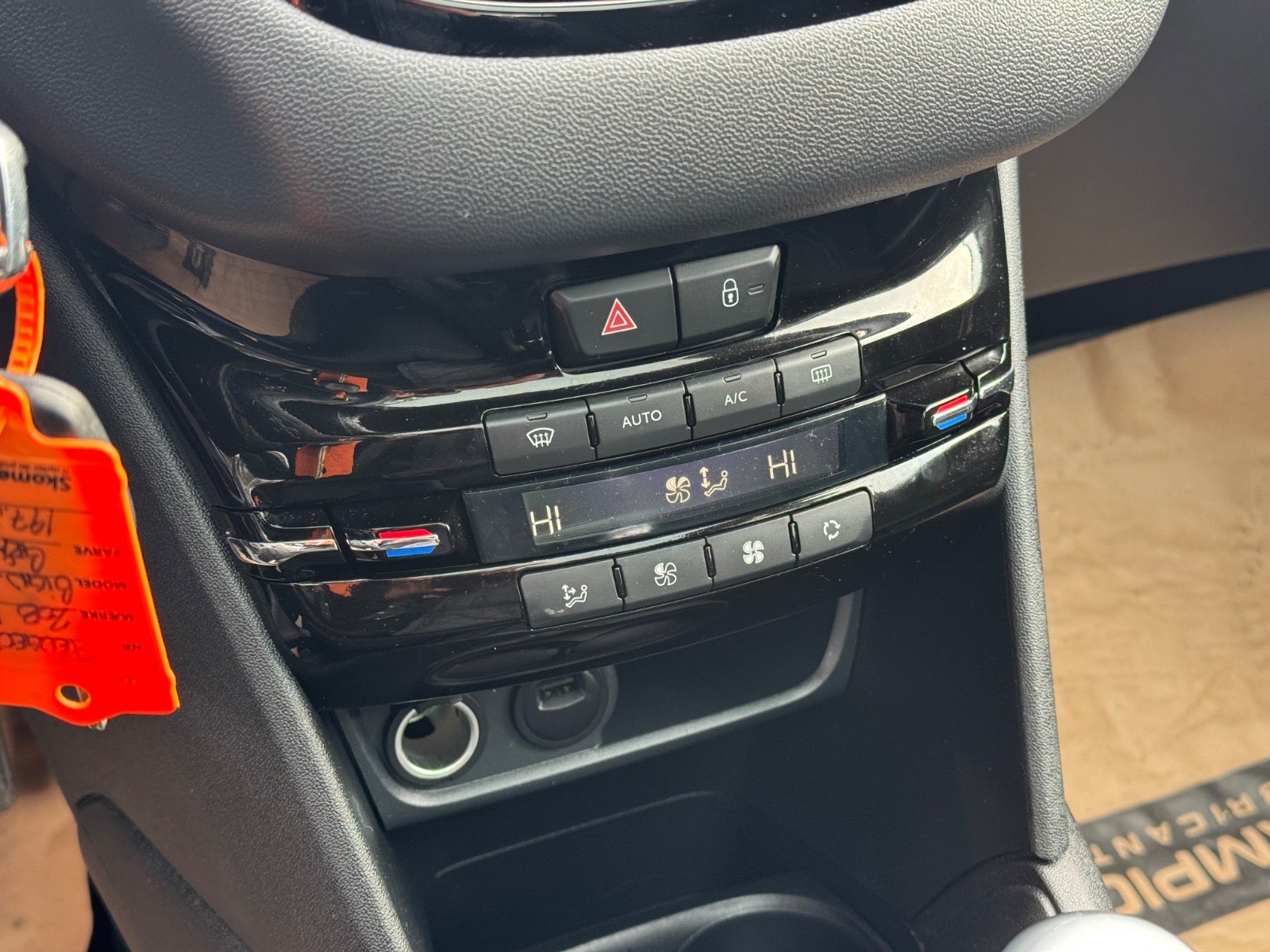 Billede af Peugeot 208 1,5 BlueHDi 100 Signature Sky