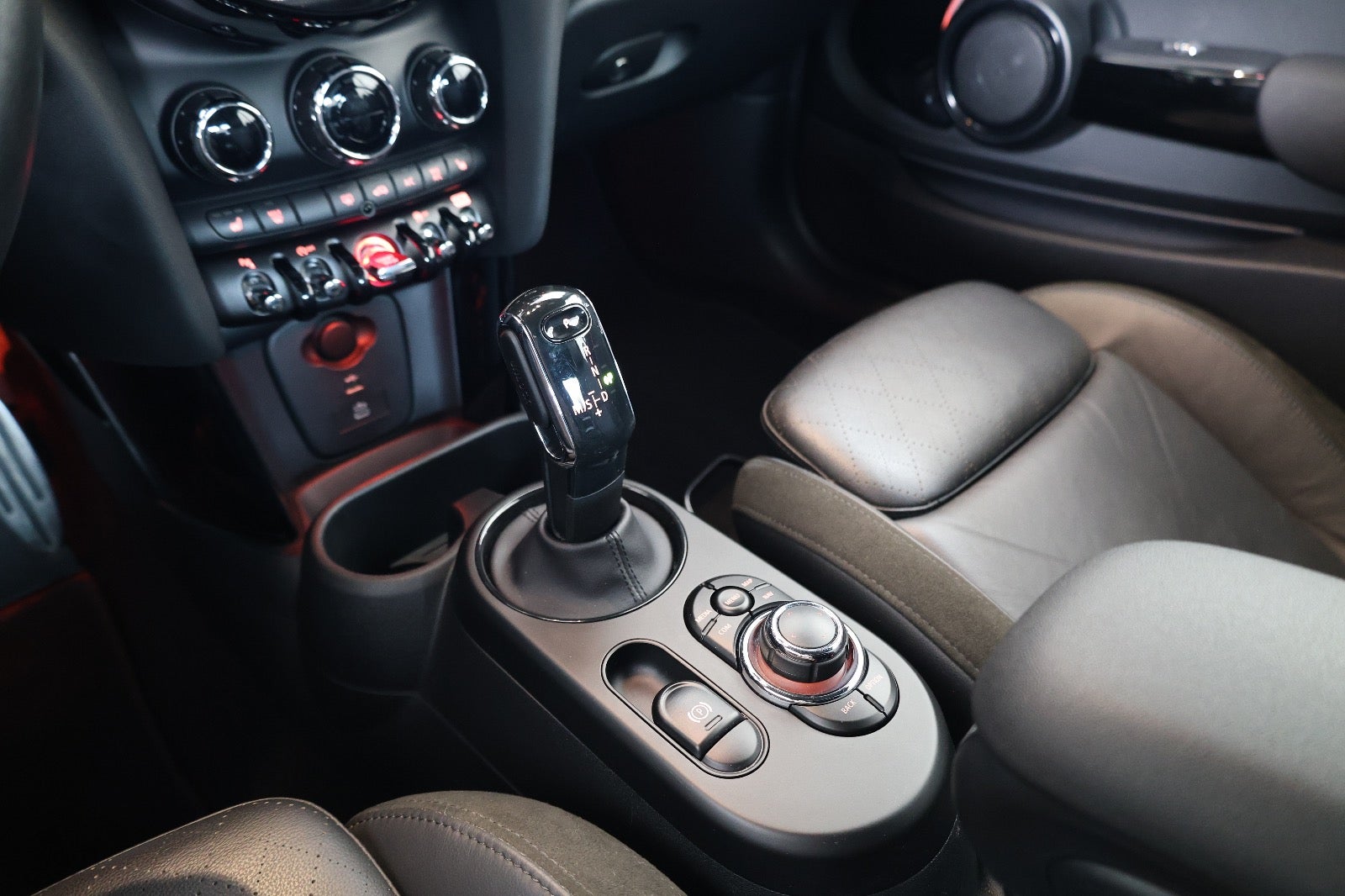 MINI Cooper S 2,0 JC Works Cabriolet aut. 2d - 10