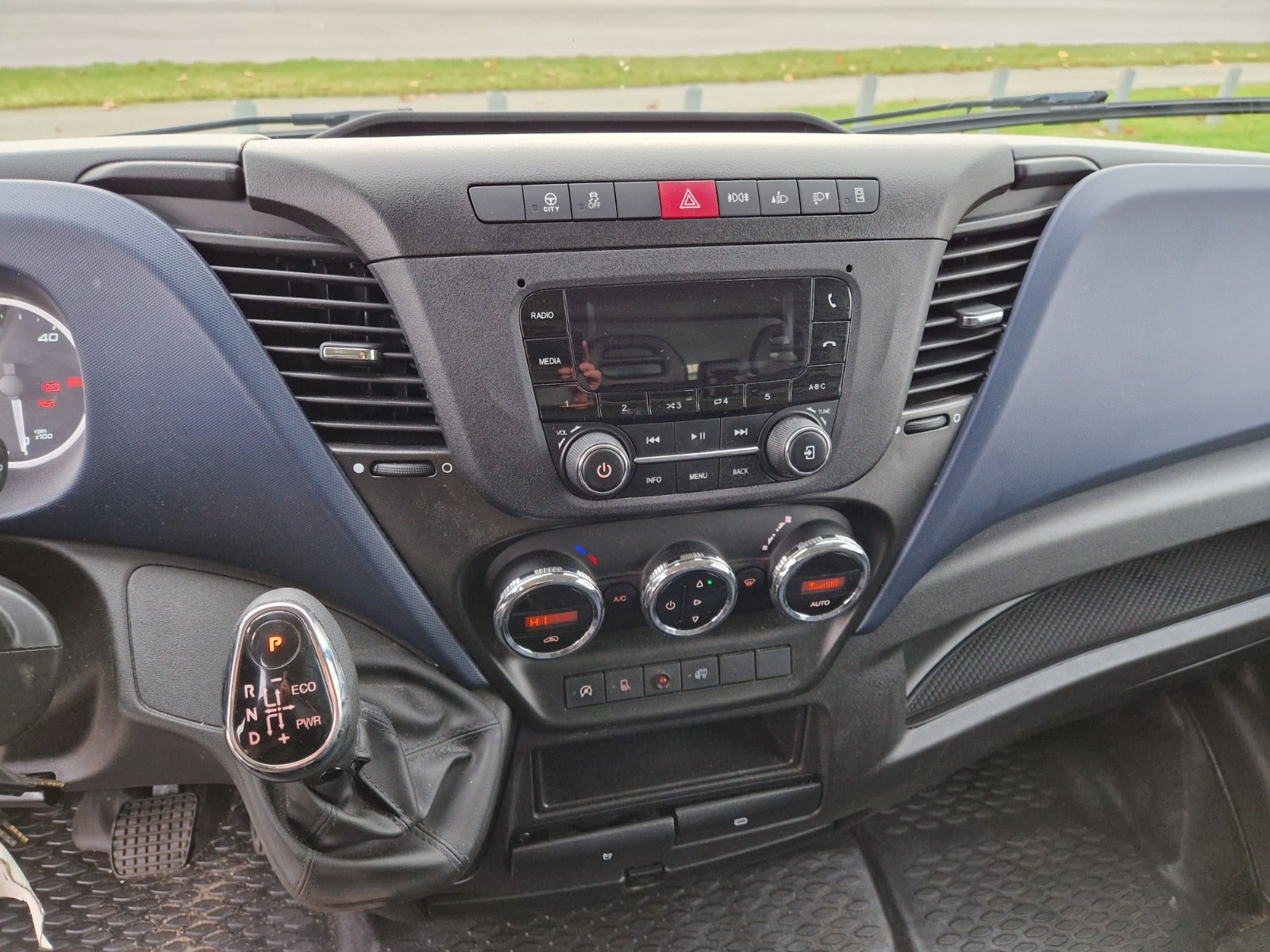 Billede af Iveco Daily 2,3 35S14 Alukasse m/lift AG8