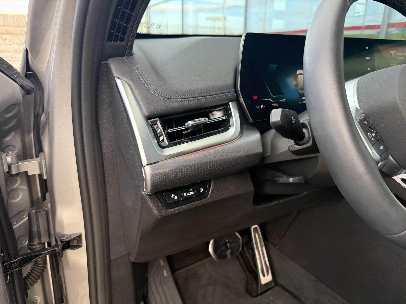 BMW iX1 eDrive20 M-Sport Premium 5d - 10