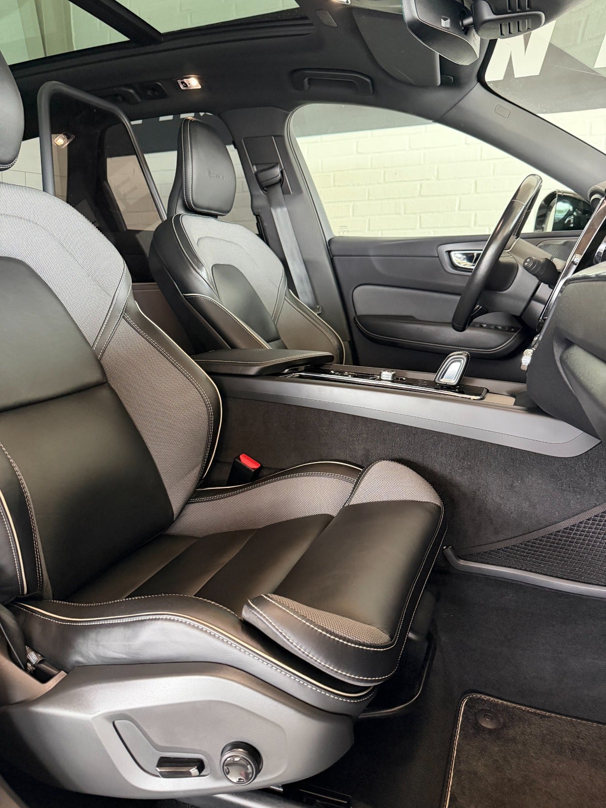 Billede af Volvo XC60 2,0 T8 ReCharge R-Design aut. AWD Van