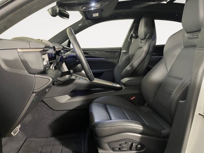 Porsche Macan Turbo Van