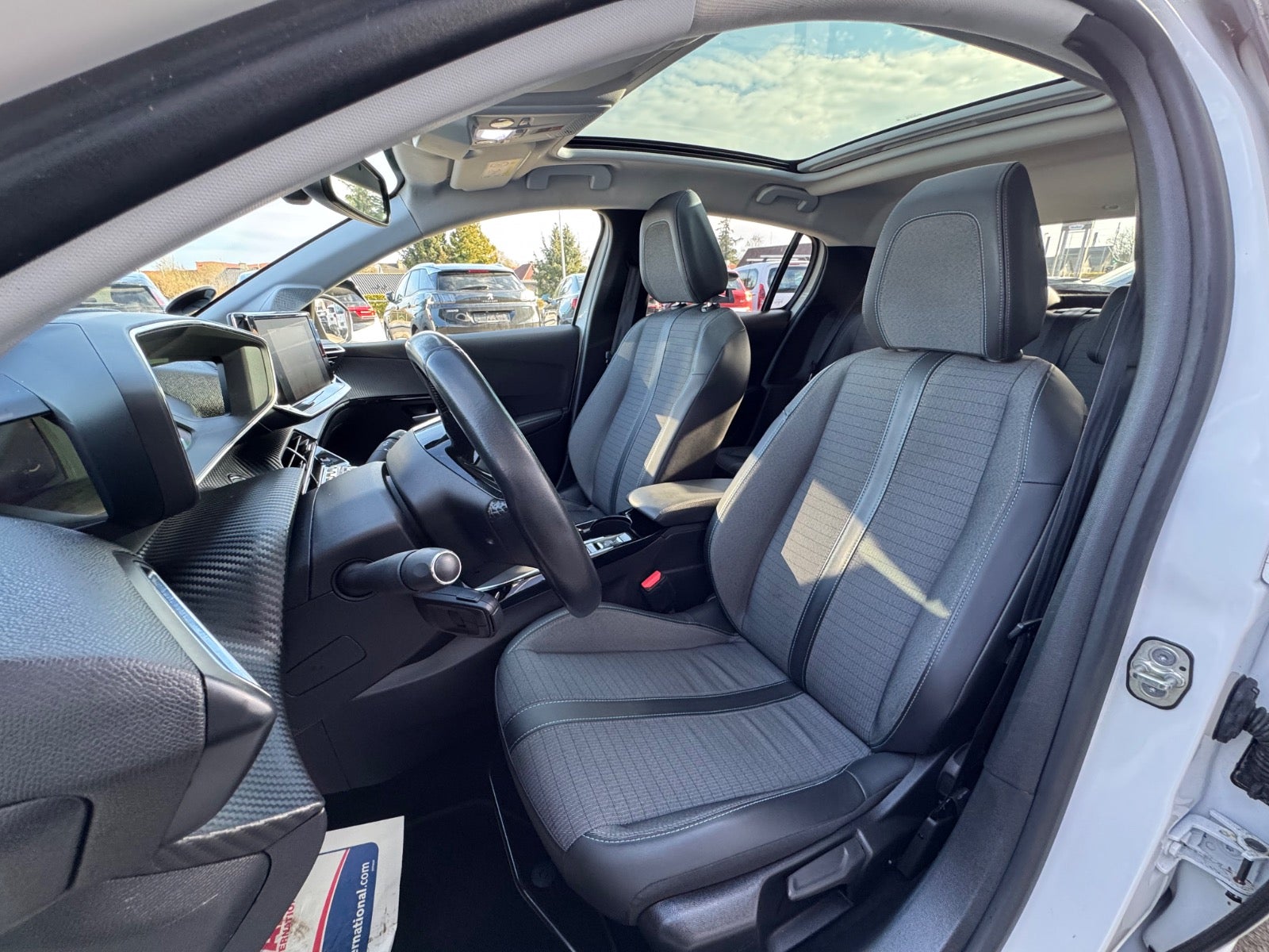 Billede af Peugeot 208 1,5 BlueHDi 100 Allure Sky