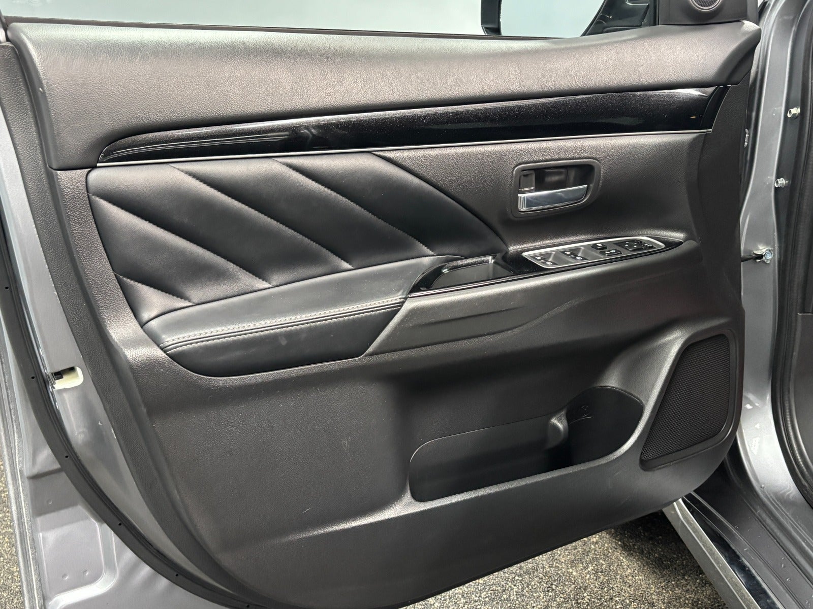 Billede af Mitsubishi Outlander 2,4 PHEV Intense CVT 4WD