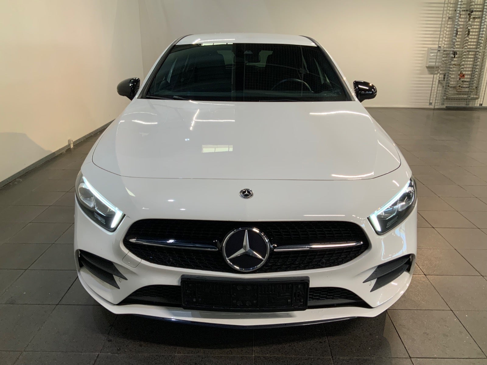 Mercedes-Benz A 250 e (2/8)