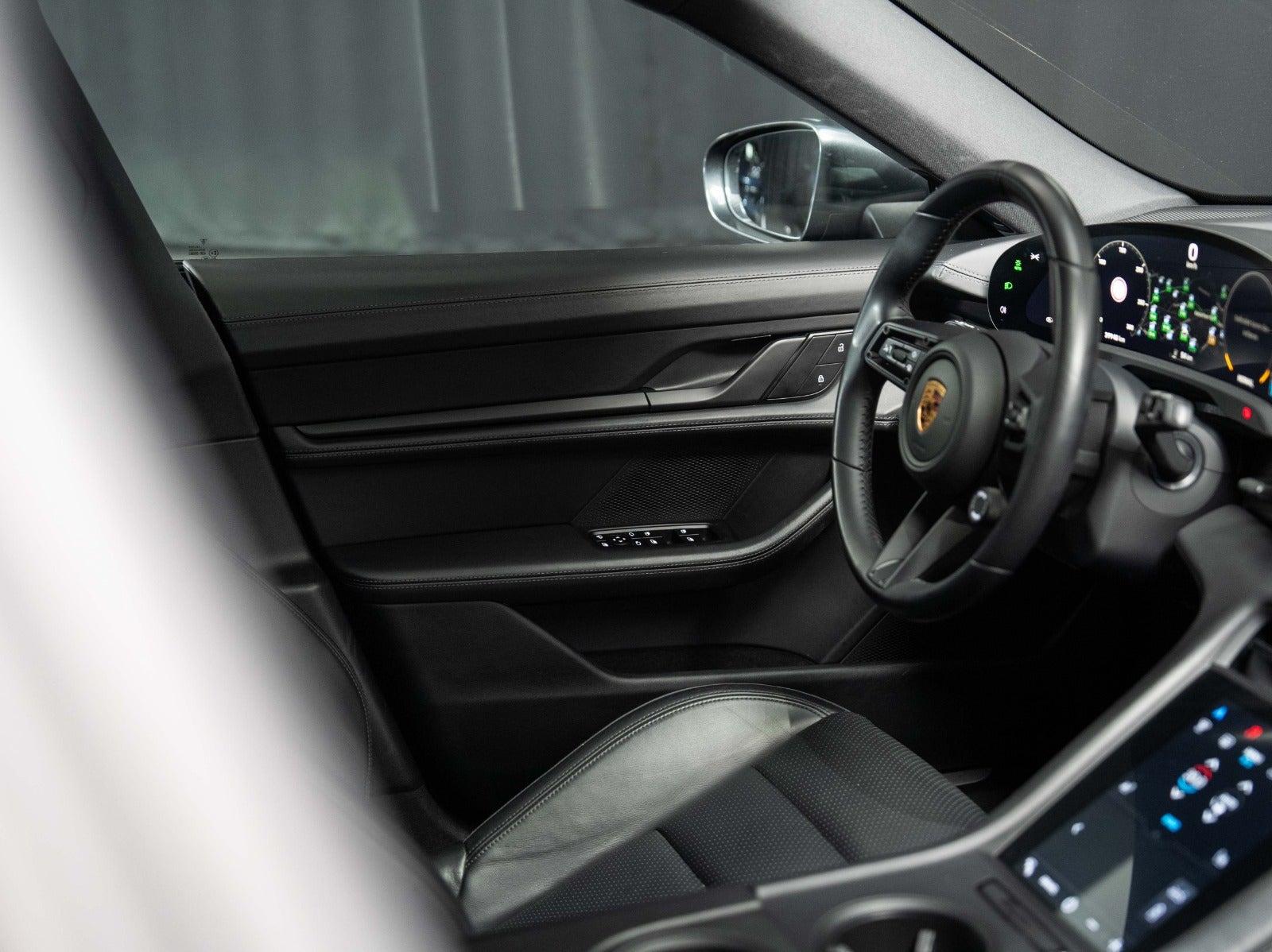 Gallery image 16 of 18