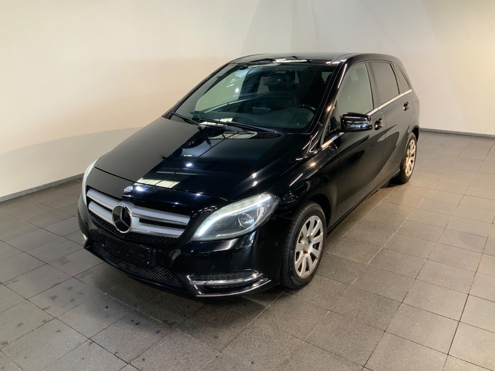 Mercedes-Benz B 200 (1/8)