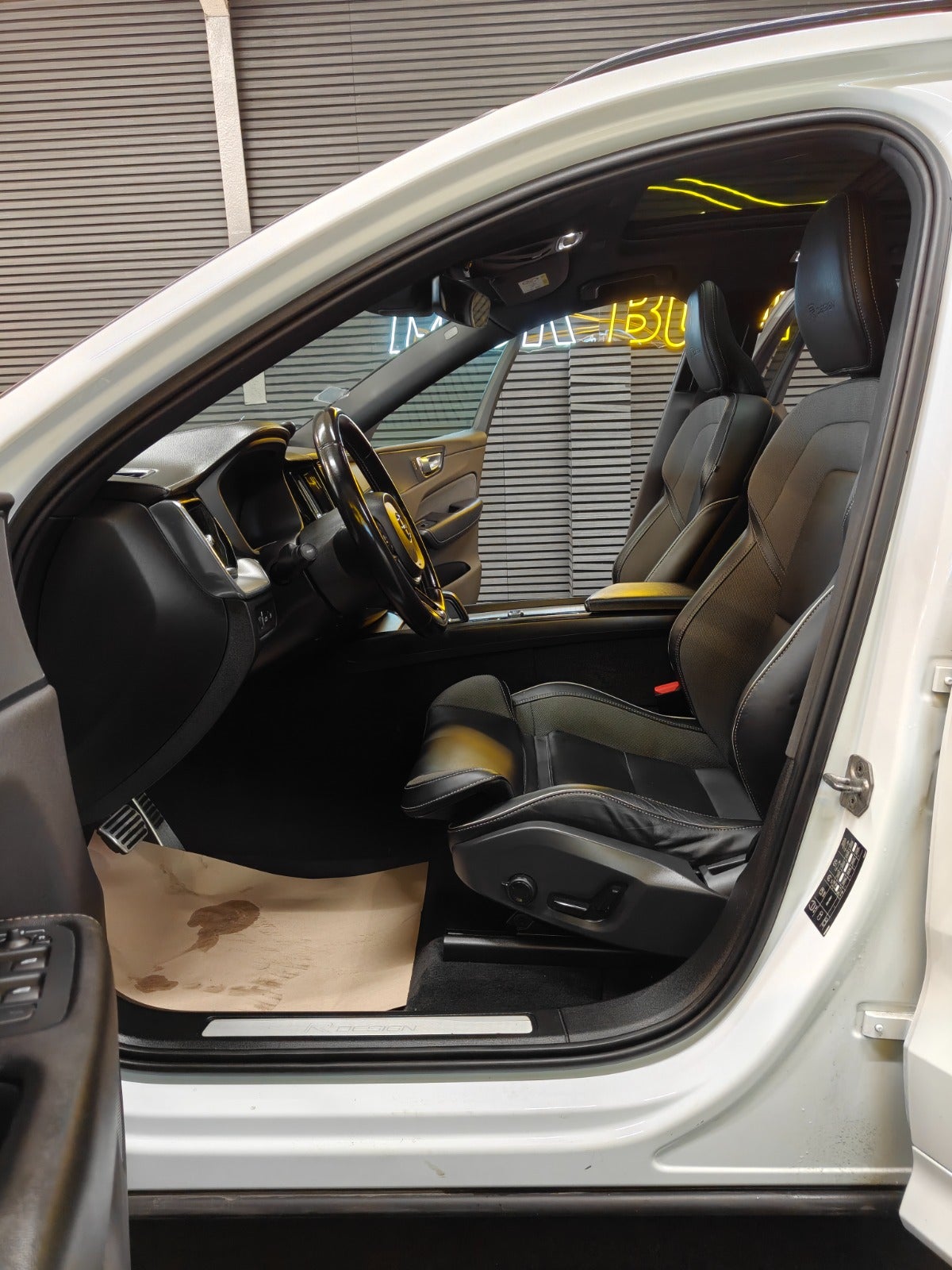 Billede af Volvo XC60 2,0 T8 ReCharge R-Design aut. AWD