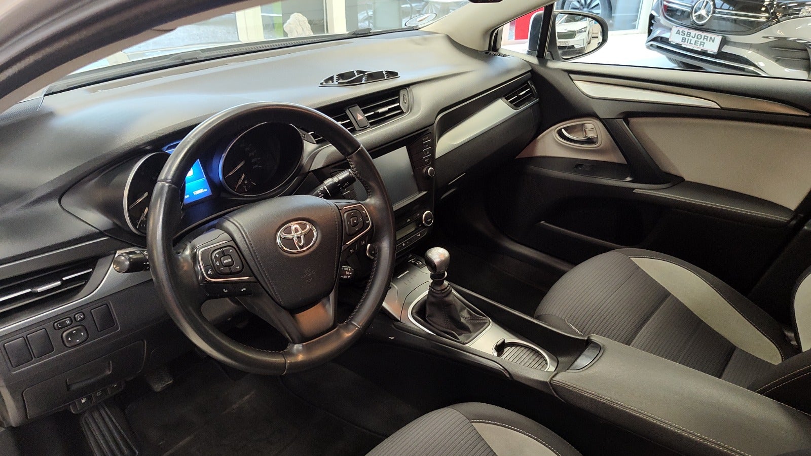 Toyota Avensis 2015