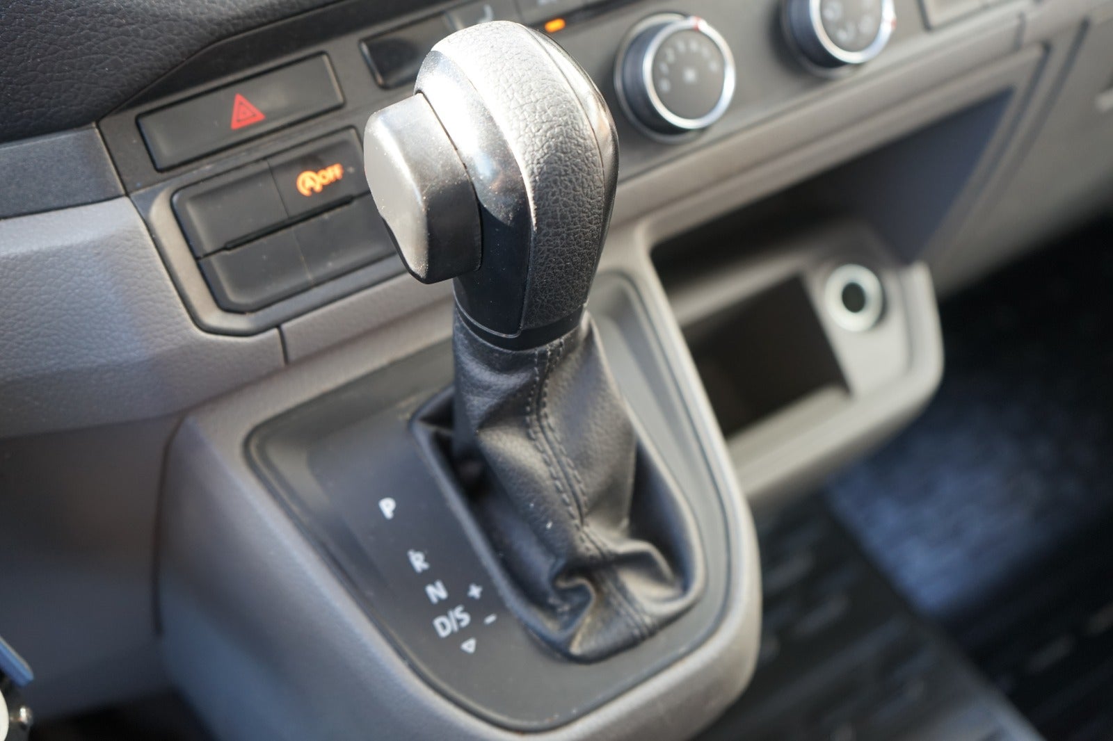 Billede af VW Crafter 35 2,0 TDi 177 Alukasse L4