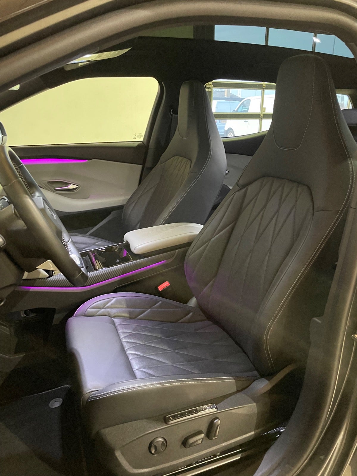 Ford Explorer Premium Extended Range