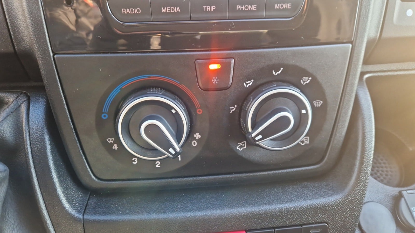 Billede af Citroën Jumper 33 2,2 BlueHDi 140 L2H2 FlexLine