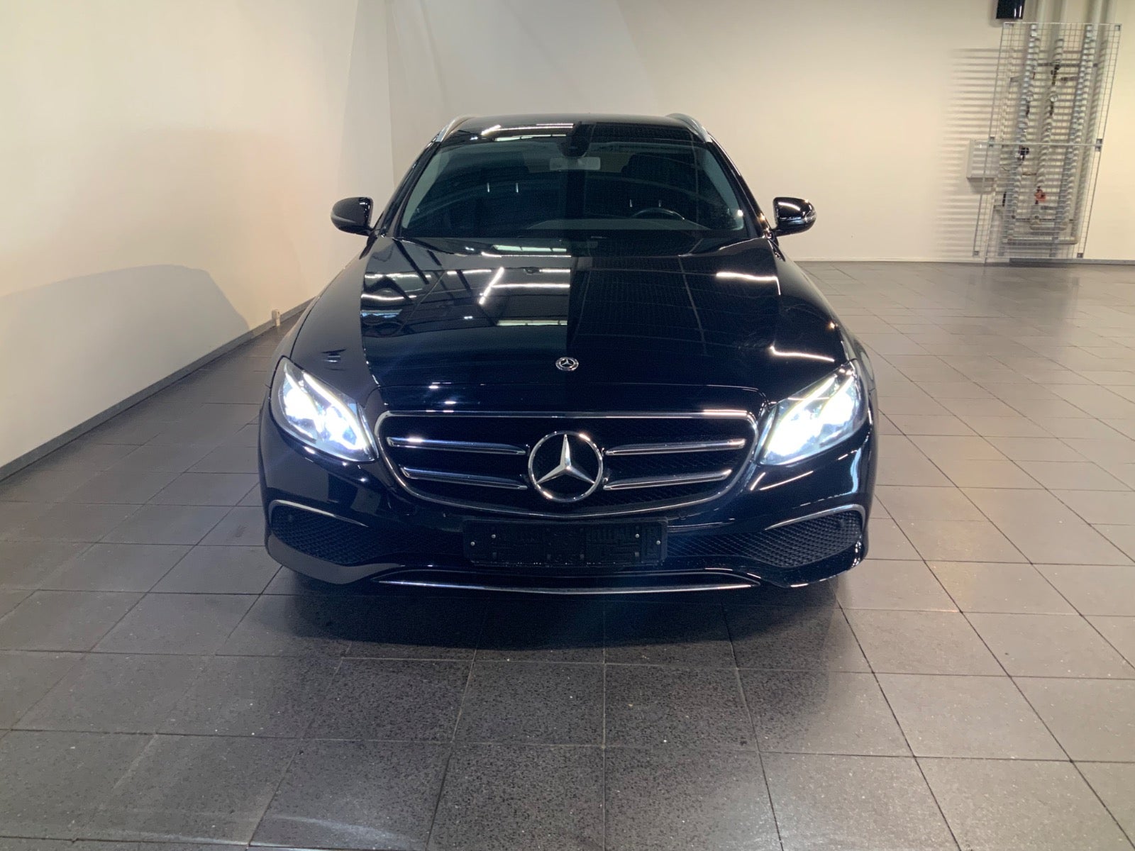 Mercedes-Benz E 200 d (2/8)