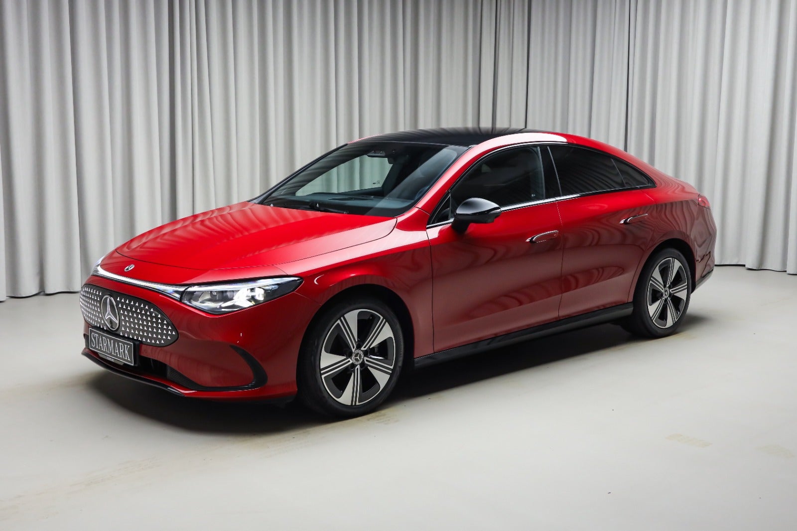 Mercedes-Benz CLA 350 (1/8)