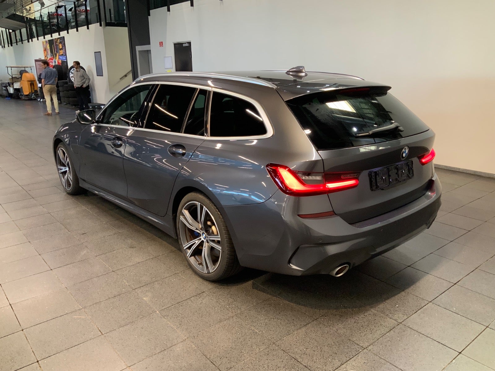 BMW 330e (3/8)
