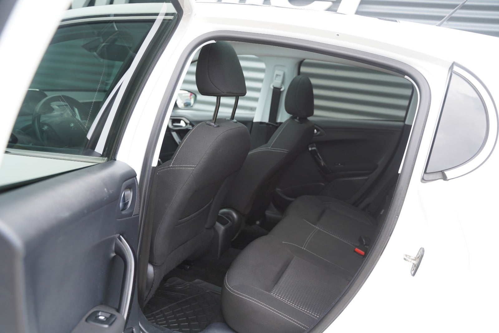 Billede af Peugeot 208 1,6 BlueHDi 100 Allure Sky