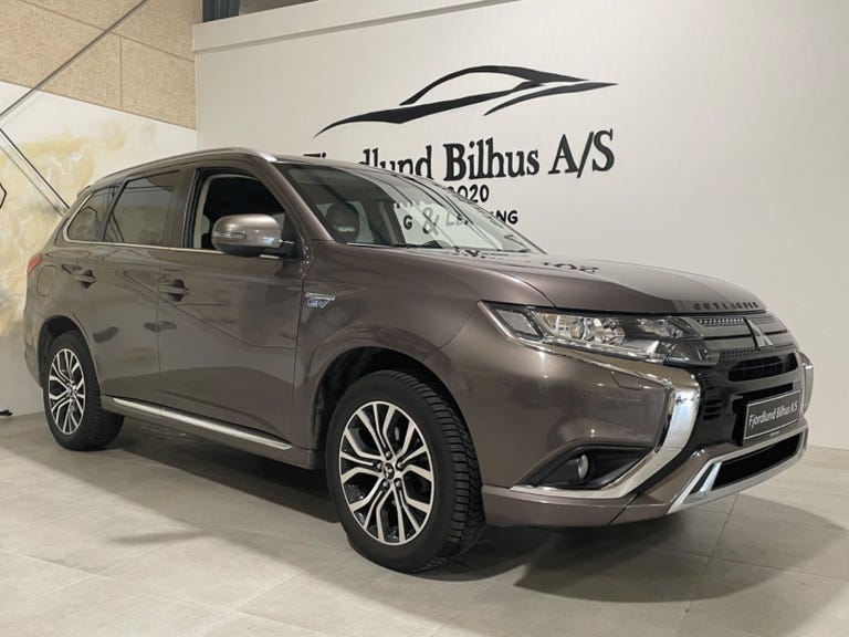 Mitsubishi Outlander PHEV Invite+ CVT 4WD