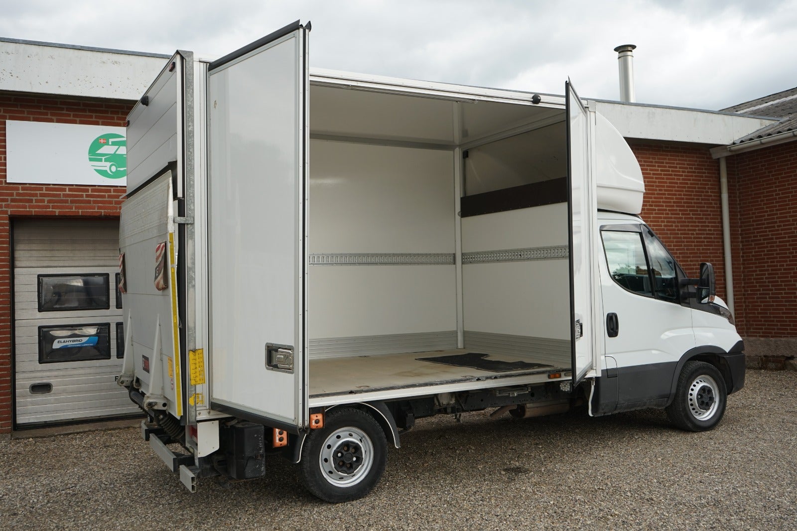 Billede af Iveco Daily 2,3 35S16 Alukasse m/lift AG8