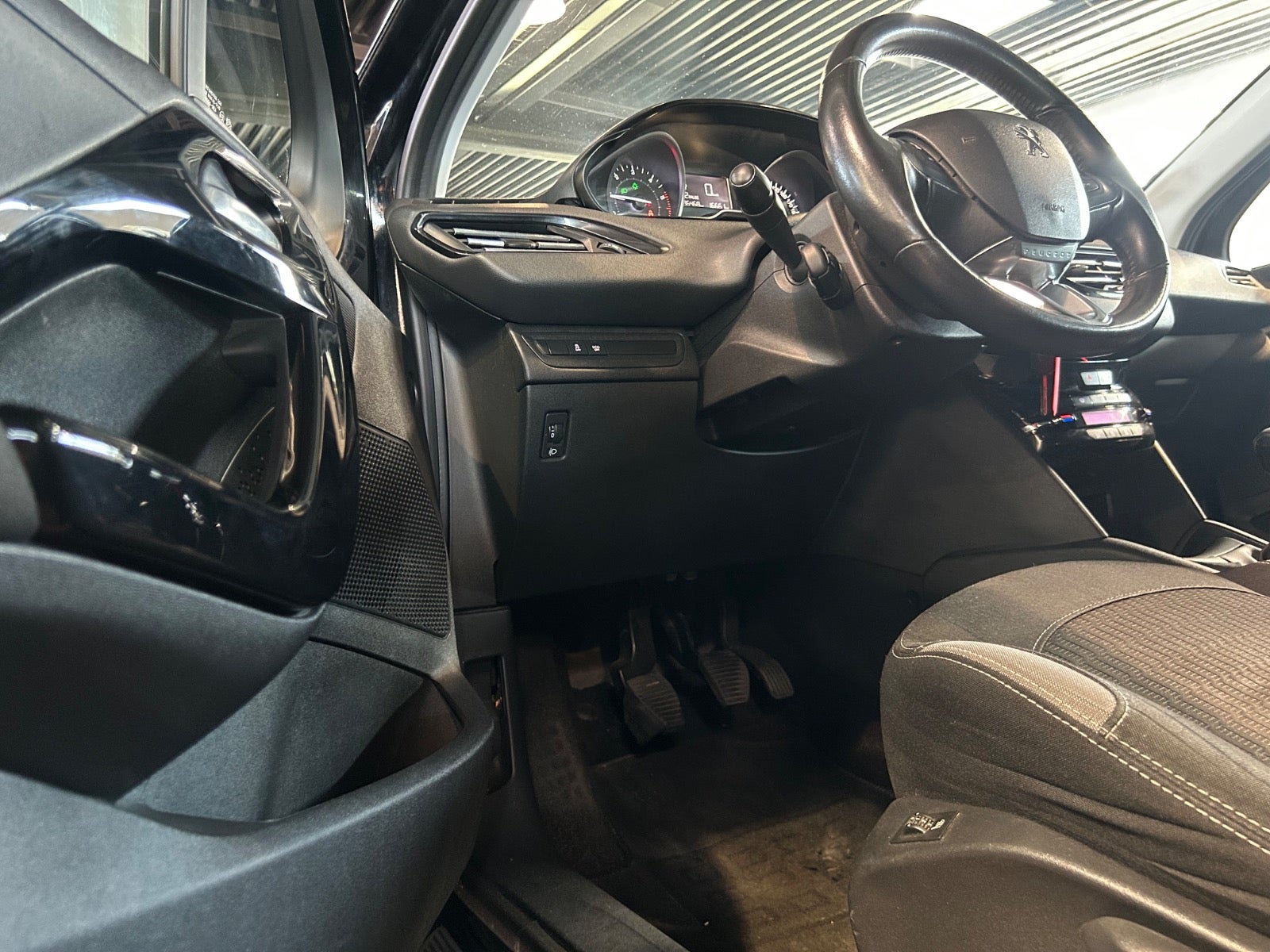 Peugeot 208 - 10