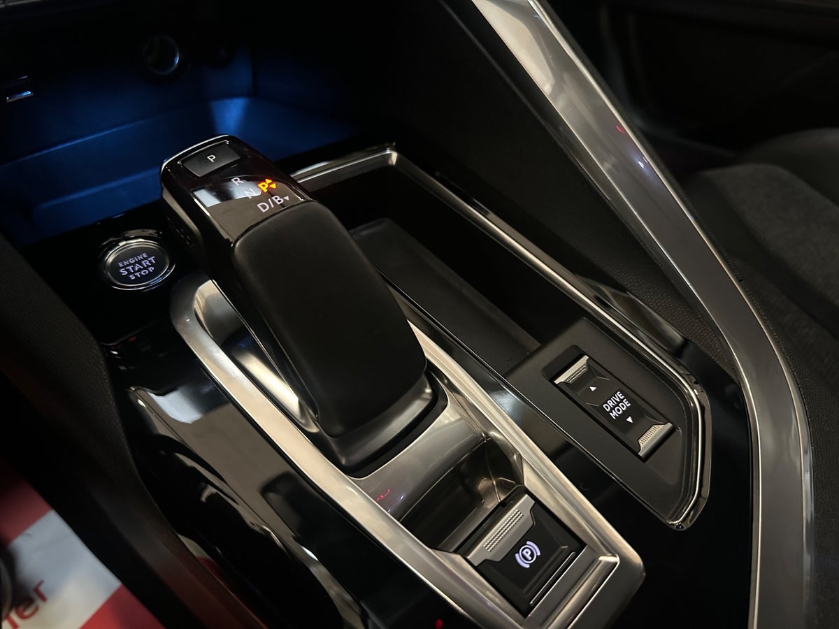 Peugeot 3008 Hybrid Allure Limited EAT8 Peugeot 3008 Hybrid Allure Limited EAT8