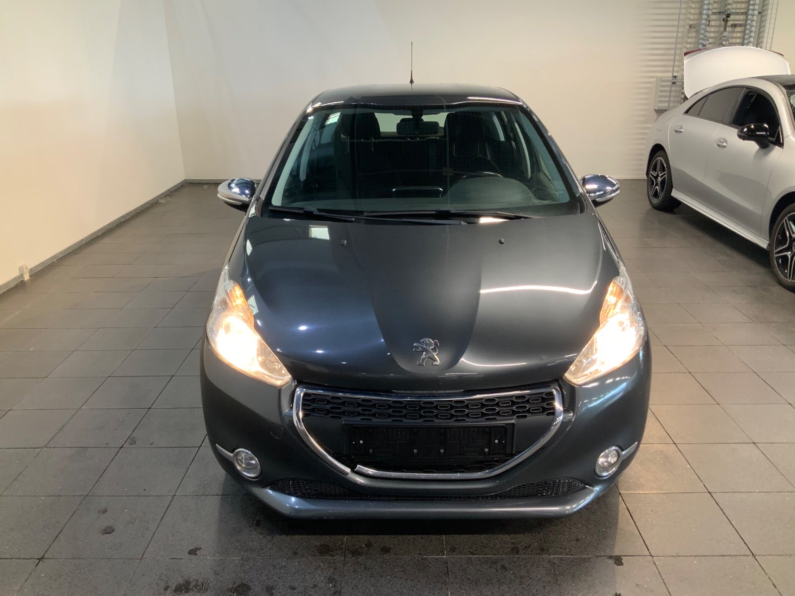 Peugeot 208 (2/8)