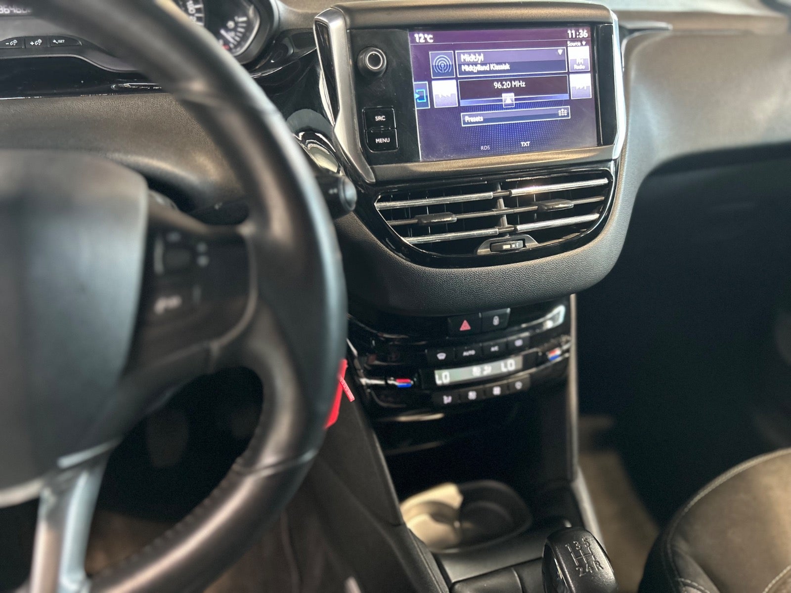 Peugeot 208 - 12