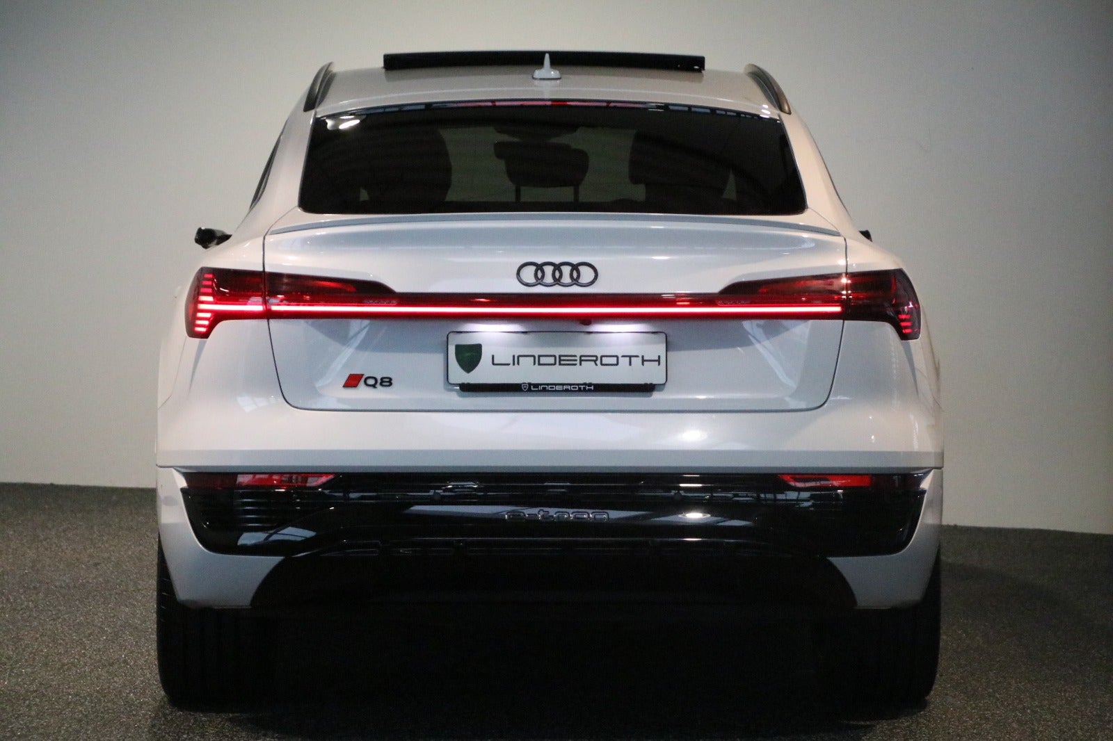 Audi Q8 e-tron 55 S-line Sportback quattro 5d - 4