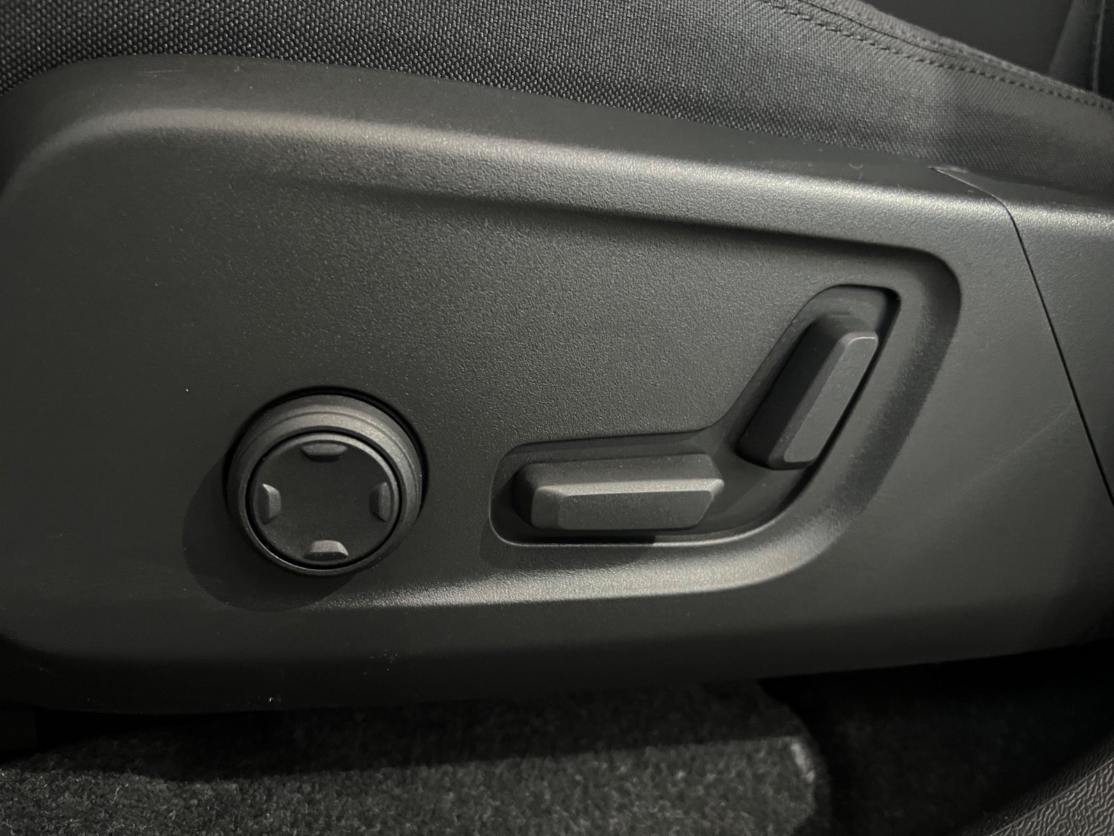 Volvo XC40 ReCharge Extended Range Ultra Dark