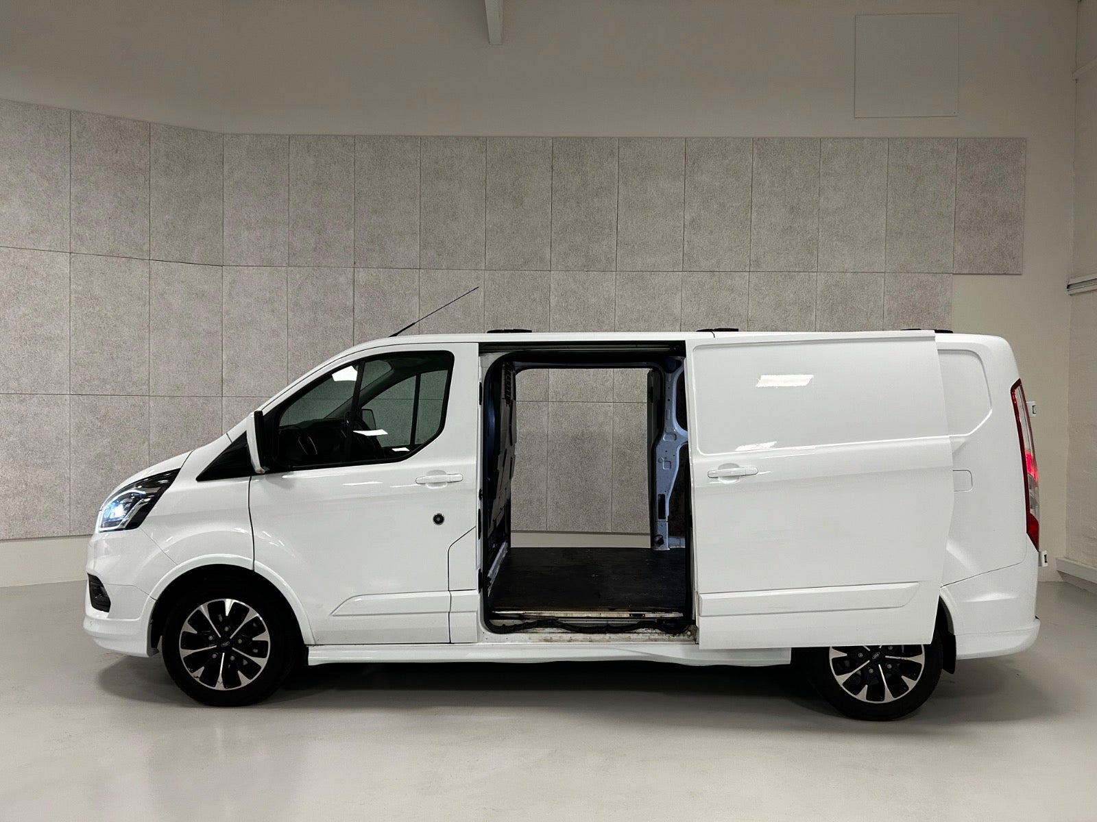 Billede af Ford Transit Custom 320L 2,0 TDCi 185 Sport