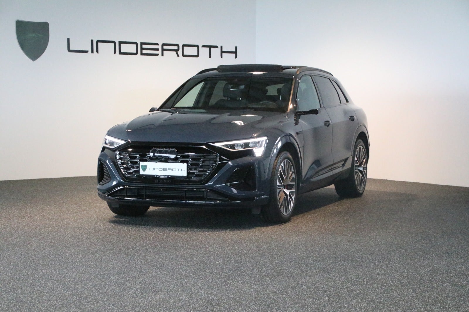 Audi Q8 e-tron 55 S-line quattro 5d - 1