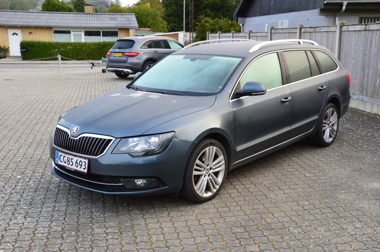 Skoda Superb TDi 140 Elegance Combi DSG