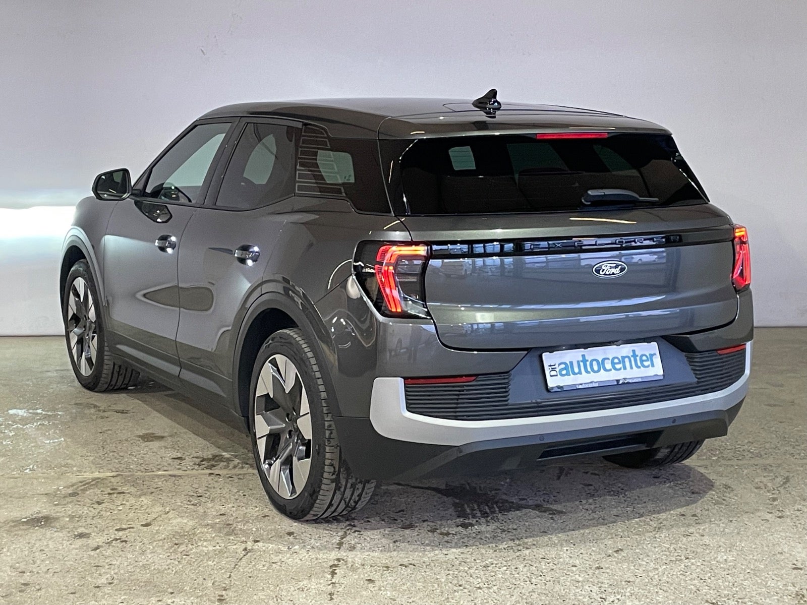 Ford Explorer Premium Extended Range