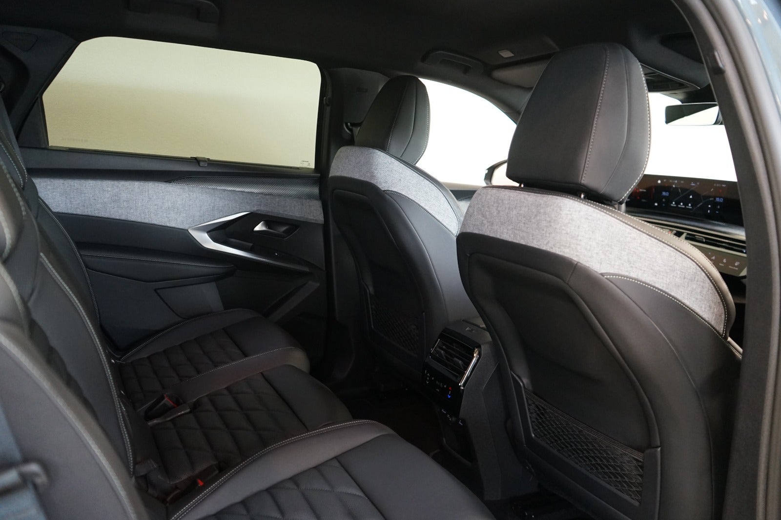 Peugeot e-5008
