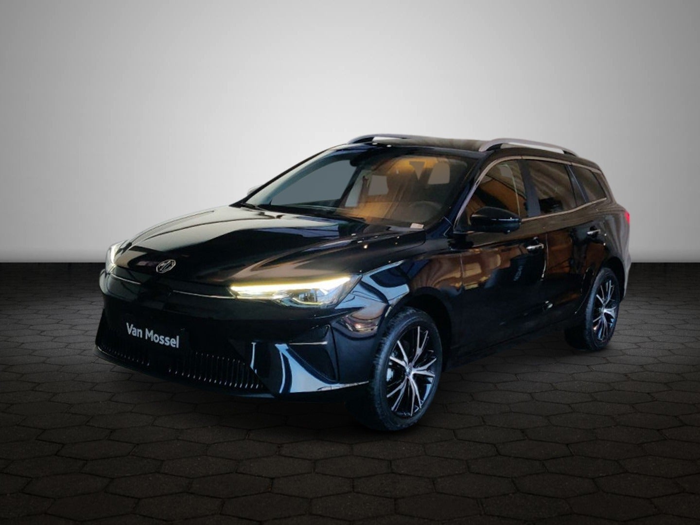 5-Luxury-666037737