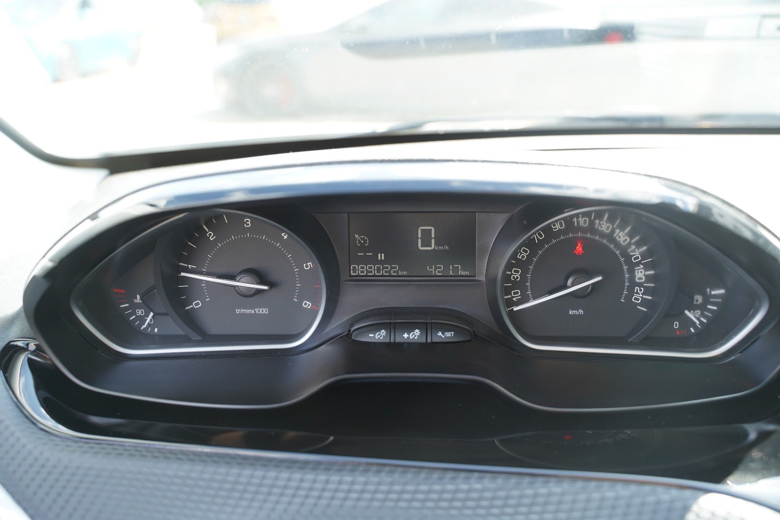 Billede af Peugeot 208 1,6 BlueHDi 100 Allure Sky