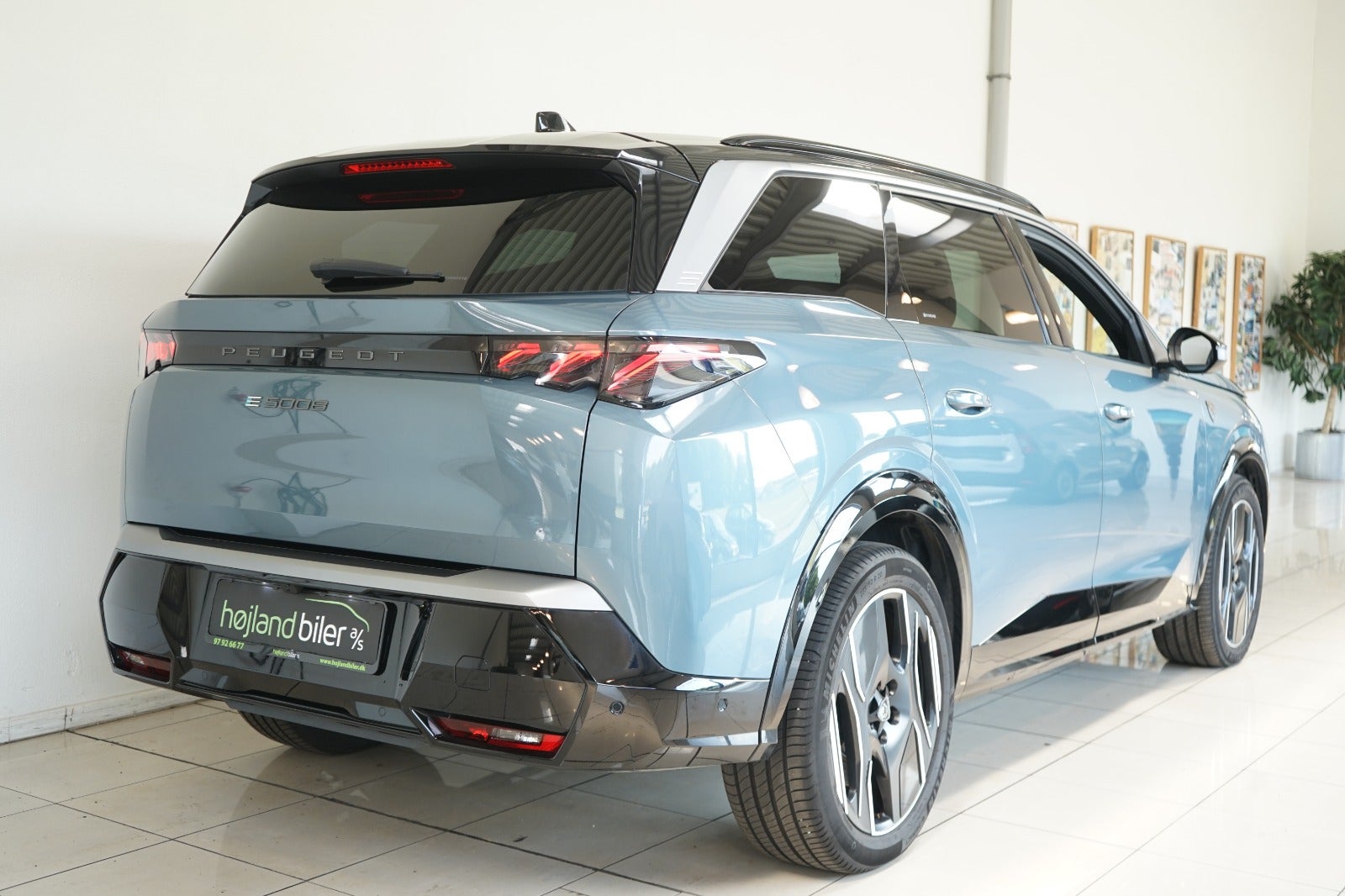 Peugeot e-5008