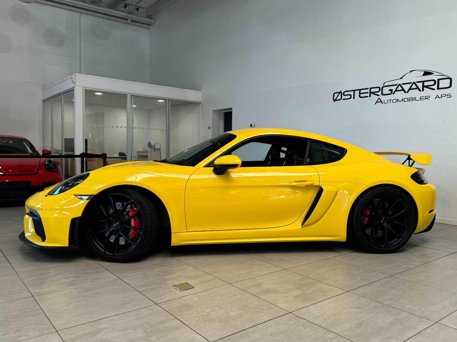 Porsche 718 Cayman GT4 2023